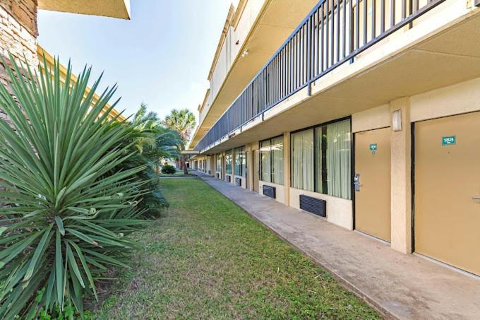 Eco-Inn Suites เบย์ทาวน์ ภายนอก รูปภาพ